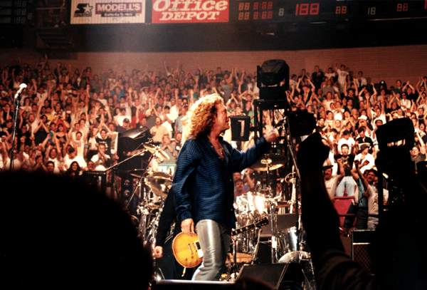 Robert Plant and fans of New York City, July 16th, 1998 at MSG, NYC